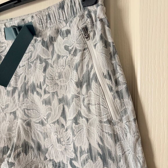 Athleta Trekkie Convertible Hike Pants, Ethereal Bloom Magnolia White, 4 - Picture 6 of 13